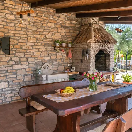 3 Bedroom Stunning Home In Krnica Holiday home *