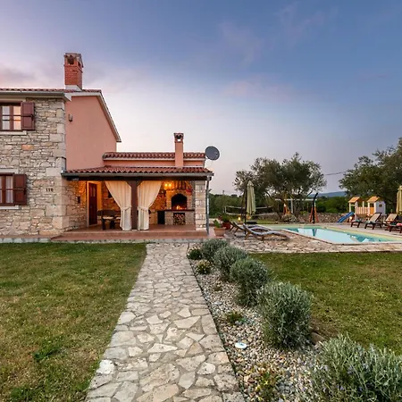 3 Bedroom Stunning Home In Krnica Holiday home *