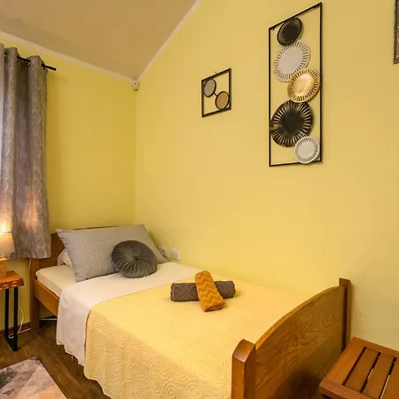 3 Bedroom Stunning Home In Krnica Holiday home *