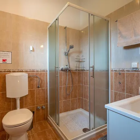 3 Bedroom Stunning Home In Krnica Holiday home *