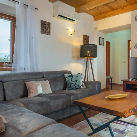 3 Bedroom Stunning Home In Krnica Holiday home